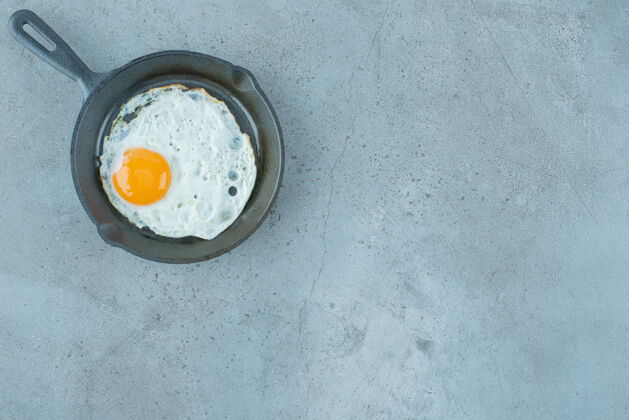 薯条在大理石背景的平底锅里放一份煎蛋高质量的照片美味美味平底锅