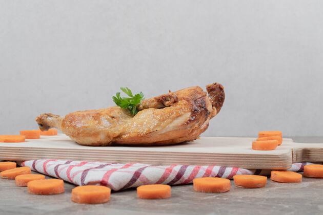 鸡肉木板烤鸡配胡萝卜片高品质照片烹饪料理木头