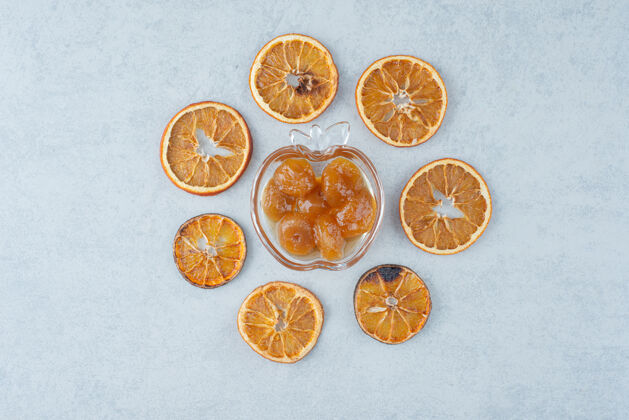 可口甜甜的果酱和干橙色的白色背景高品质的照片干甜橘子