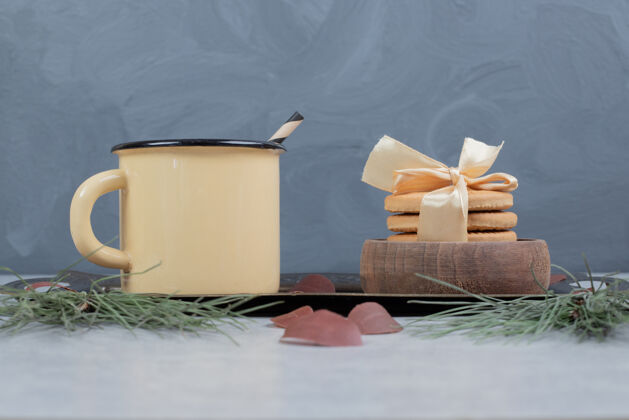 叶子一堆饼干和一杯茶放在大理石桌上高质量的照片甜点薯片甜点