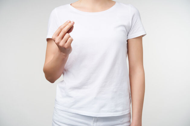 手势穿白色t恤的年轻女性的水平镜头举手表达思想 没有文字 显示文字画家在白色背景上摆姿势身体沟通站立