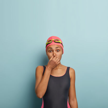 私人教练活跃的女游泳者戴着护目镜摆姿势泳装泳衣爱好