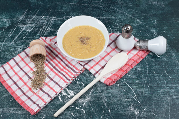 汤一碗扁豆汤 盐 香料和桌布在大理石背景上高品质的照片食物料理勺子