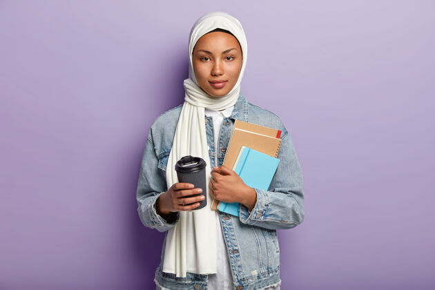 人年轻漂亮的女子拿着手机摆姿势伊斯兰姿势自信