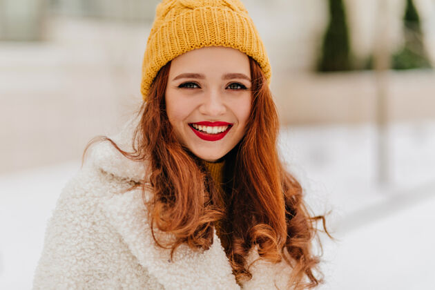 女士美丽的欧洲年轻女子 戴着针织帽子 在冬天欢笑穿着时髦外套的性感漂亮女孩的照片户外天气享受