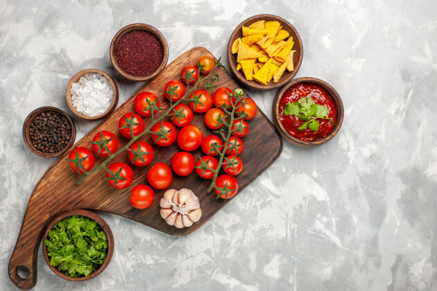食物顶视图新鲜的樱桃番茄和调味品和绿色的白色表面调味品蔬菜晚餐