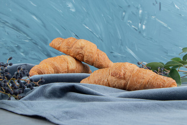 配料羊角面包放在毛巾上 葡萄放在大理石地板上 大理石背景上高质量的照片毛巾美味甜食