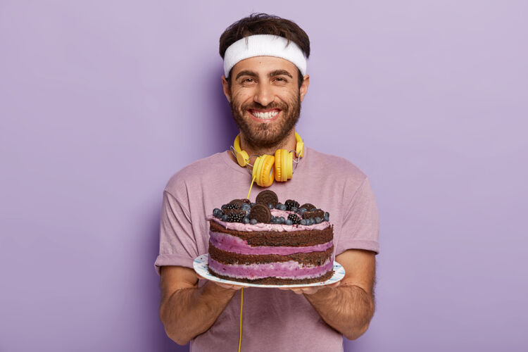 派人 运动和适当的营养观念性格开朗 表情愉快 拿着美味的蛋糕 很高兴有机会吃到好吃的东西 积极追求健康的生活方式 喜欢有氧运动蛋糕音乐休闲