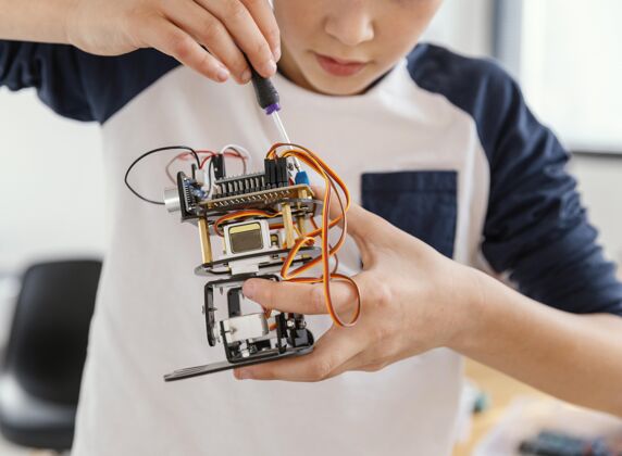 工艺特写儿童制造机器人男孩特写机器人