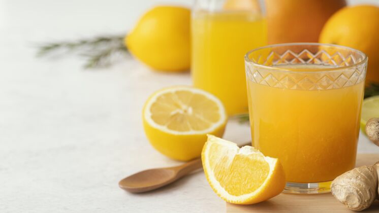 天然美味的橙汁在玻璃杯里新鲜有机饮料