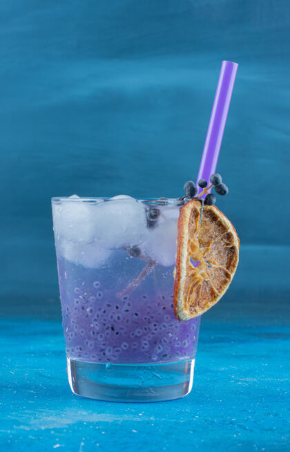 加工在蓝色背景上展示加工过的果汁高质量的照片美味果汁水果