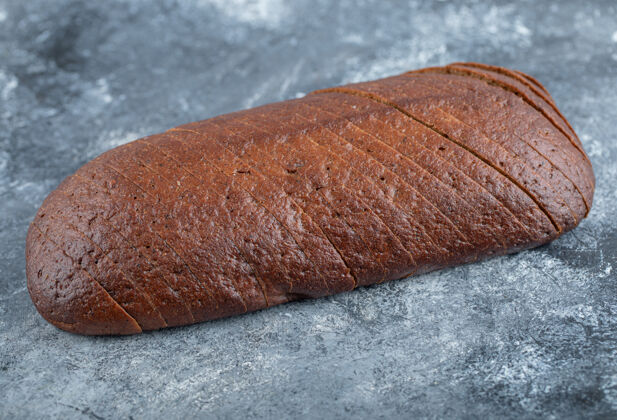 小麦自制有机黑面包切成片高品质的照片谷类传统面包
