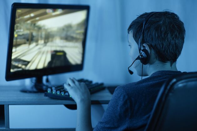 游戏玩电脑的小男孩电脑上瘾玩