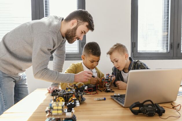 技术父子俩在做机器人自制笔记本电脑房子