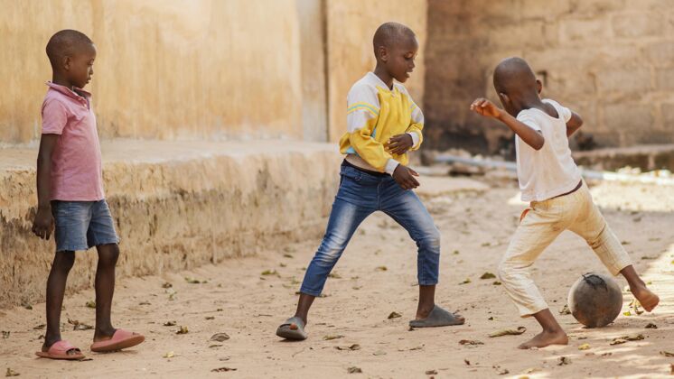 非洲全杆非洲孩子玩球肖像第三世界孩子
