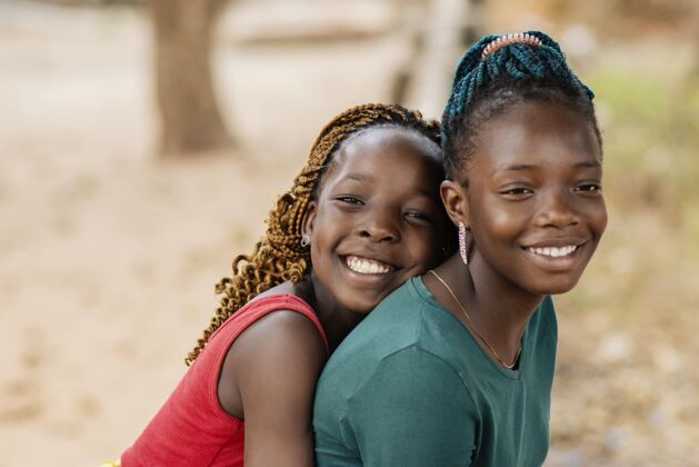 乡村特写笑脸非洲女孩户外生活方式黑人水平