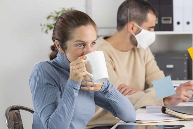 危险喝咖啡的中等身材女人感染大流行工作