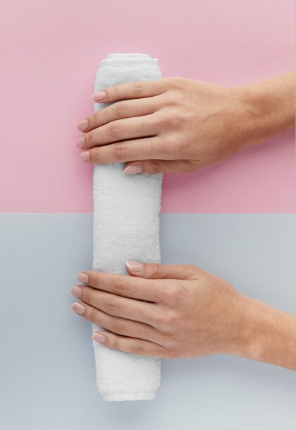 指甲护理把手放在毛巾上健康俯视图垂直