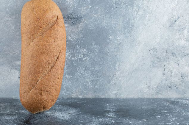 面包房新鲜出炉的指挥棒在灰色背景上隔离高质量的照片切片面团法式面包