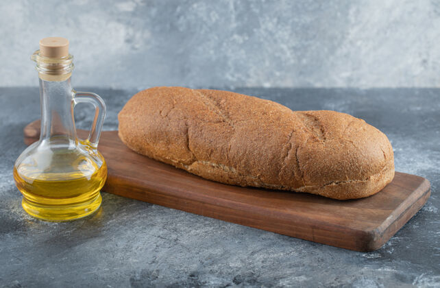 自然木板上的面包高品质的照片面包什锦吃