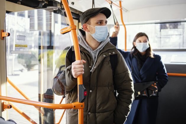 防护在公共交通工具上戴口罩的人社会距离外科口罩公共交通