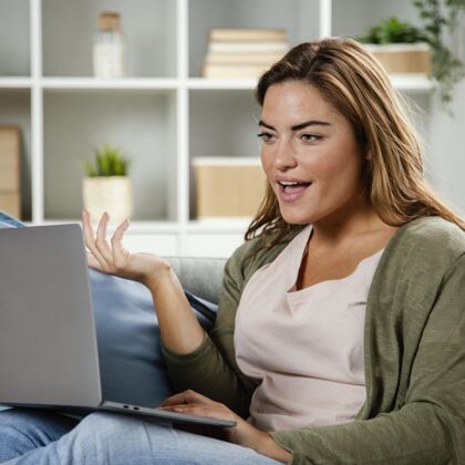 女人在家里用笔记本电脑给女人画像女人技术小玩意