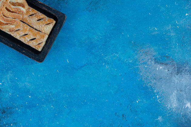 美味蓝色背景的木箱里有一些饼干高质量的照片木箱烘焙甜食