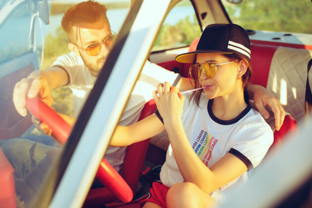 男性夏日 一对浪漫的情侣坐在车里 外出旅行旅行一起女朋友