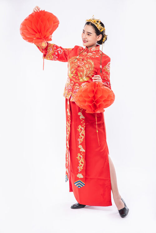 红灯笼穿旗袍西服的女人在过年的时候到她店里装饰红灯中国新年旗袍传统服装