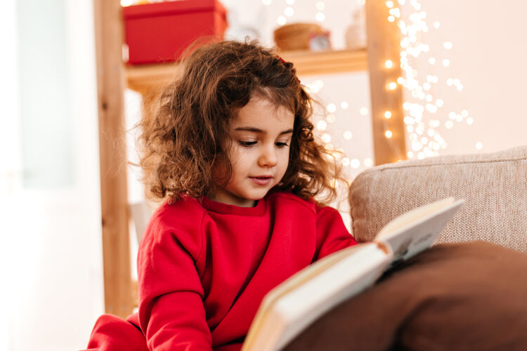 教育漂亮的孩子在家看书穿红衬衫的卷发小女孩的室内镜头房间灵感肖像
