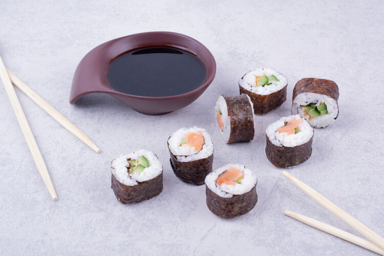 餐具清酒卷在灰色背景上用筷子菜单晚餐日语