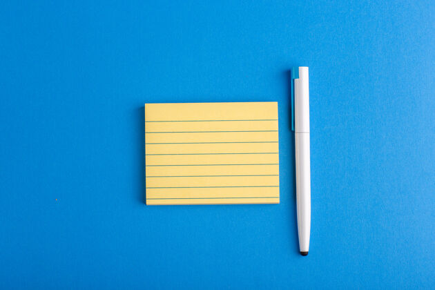 贴纸顶视图纸贴纸用钢笔在蓝色表面帖子空白办公室