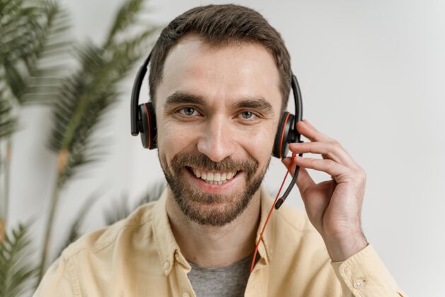 男性戴着耳机的男人在打视频电话耳机学习视频通话