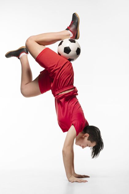 女用足球表演杂技的女人足球制服年轻足球运动员