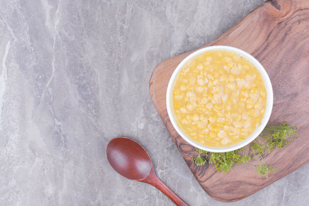 传统黄豆汤放在白板上的木板上厨房健物