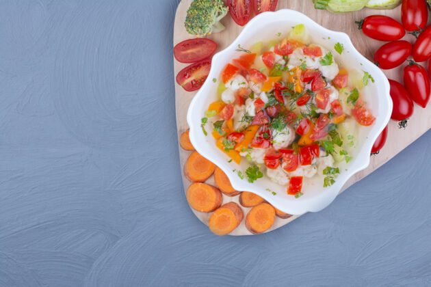 番茄切碎食物的白碗蔬菜汤胡萝卜厨房菜单