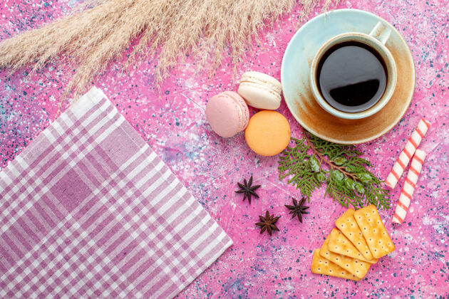桌子浅粉色桌上的一杯茶 上面放着饼干和麦卡龙芳香好吃的茶