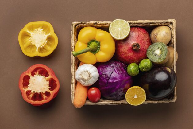 土豆甜椒和一篮子蔬菜的俯视图蔬菜顶视图大蒜
