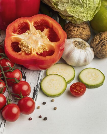 烹饪高角度的西红柿配大蒜和甜椒食品健康商品