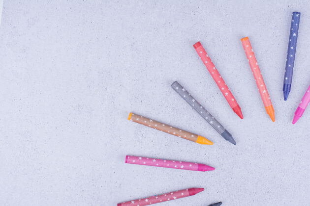 教育几何构图的彩色蜡笔或铅笔电器办公室工具