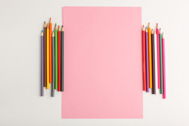 蜡笔顶视图粉色空白纸 白色表面有彩色铅笔教育空白彩色
