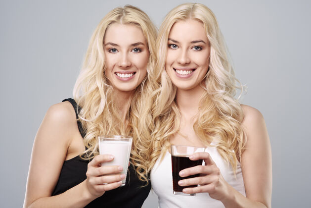 社区工作室里有一对黑白双胞胎团结咖啡饮酒