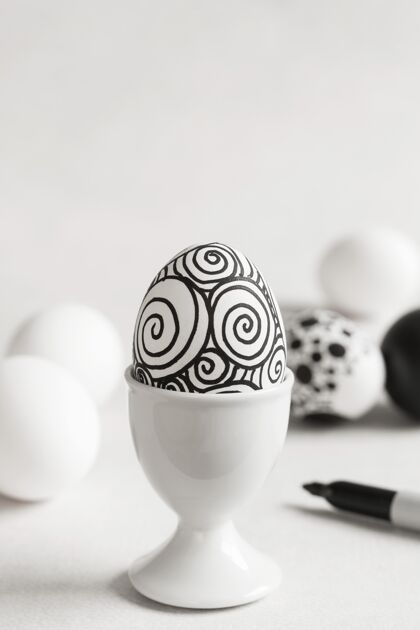 教彩蛋杯中复活节彩蛋的前视图 带有复制空间蛋杯前视图复活星期天