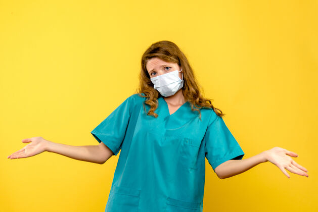 脸黄色空间上戴无菌口罩的女医生正面图医学冠状病毒绝育