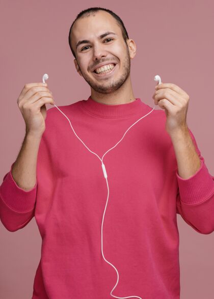 模特戴着耳机的男人在笑耳机男人室内