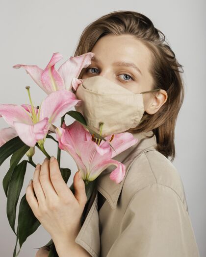 花戴着面具拿着花束的女人措施预防保护