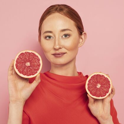 营养美丽的女人与柑橘肖像模特食物姿势