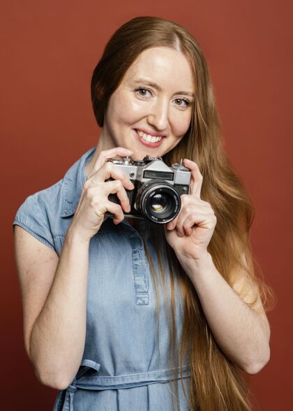 肖像拿着相机的女人科技美丽年轻