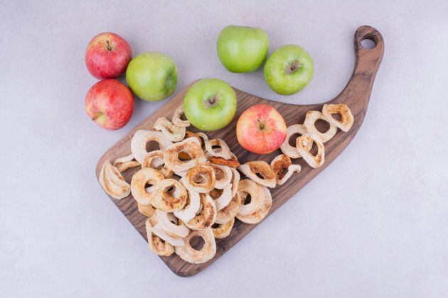 美味把苹果片放在木板上 整个苹果都放在上面零食食物健康