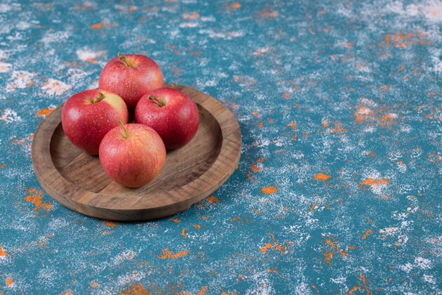品质在木制砧板上孤立的苹果酸味健康清淡
